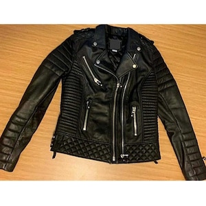 Blouson en cuir d'agneau noir pour homme, inspiré de la veste en cuir d'agneau de style Kay Michaels, veste de motard matelassée en diamant faite main