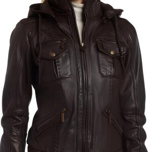 Könnte beinhalten: Eine braune Lederjacke mit Reißverschluss, Kapuze und mehreren Taschen. Die Jacke hat einen gerippten Strickbesatz an Saum und Ärmelbündchen.