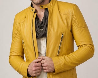 Könnte beinhalten: Eine senfgelbe Lederjacke mit Stehkragen und Druckknopfverschluss, einem durchgehenden Frontreißverschluss und zwei diagonalen Reißverschlusstaschen auf der Brust. Die Jacke hat lange Ärmel mit Reißverschlüssen an den Ärmelabschlüssen.