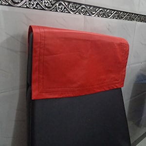 Nooriレザー レッドカラー リクライニングチェア ヘッドレストカバー | 家具プロテクター | シアターカバー | リクライニングチェア用スリップカバー「カスタム刺繍テキスト」