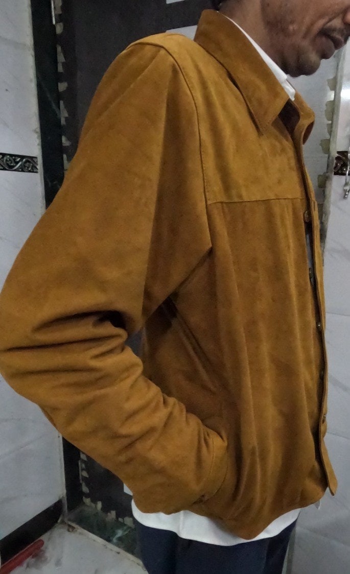 Chemise homme en daim agneau velours marron fermeture par pressions modèle Tiriade