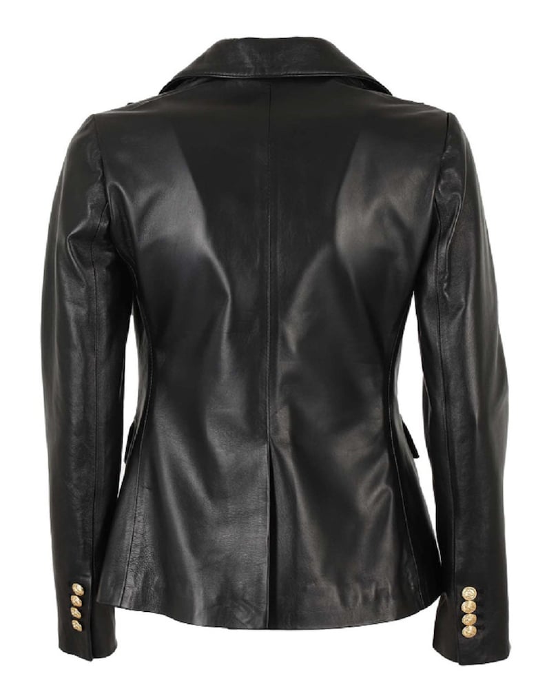 K&ouml;nnte beinhalten: Ein schwarzer Lederblazer mit doppelreihigem Verschluss und goldenen Kn&ouml;pfen. Der Blazer hat einen Schalkragen und lange &Auml;rmel.