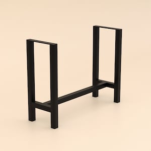 Könnte beinhalten: Schwarzer Metalltischfuß mit einem einfachen H-förmigen Design. Der Fuß besteht aus quadratischen Rohren und hat eine flache, rechteckige Oberseite.