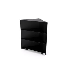 Puede incluir: Estantería de esquina negra con tres estantes y ruedas. La estantería está hecha de metal y tiene un diseño moderno.