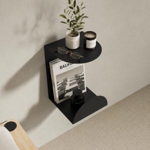 Zwevend nachtkastje met afgeronde planken, aan de muur te bevestigen metalen nachtkastje met boekenhouder, ruimtebesparend modern nachtkastje