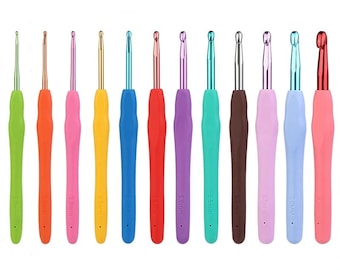 Puede incluir: Una colección de ganchillos de ganchillo coloridos con mangos ergonómicos. Los ganchillos están dispuestos en una fila, cada uno con un mango de diferente color, incluyendo verde, naranja, rosa, amarillo, azul, rojo, morado, marrón, rosa claro, azul claro y coral. Cada ganchillo está etiquetado con su tamaño en milímetros.