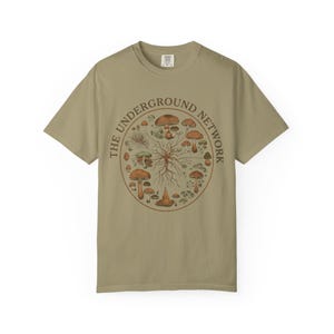 T-shirt paddestoel grafisch katoen botanisch vintage schimmel ontwerp illustratie mycelium netwerk ondergronds wetenschap natuur kleding mycologie Khaki