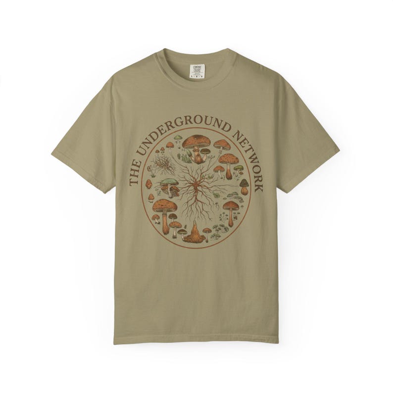 T-shirt paddestoel grafisch katoen botanisch vintage schimmel ontwerp illustratie mycelium netwerk ondergronds wetenschap natuur kleding mycologie Khaki
