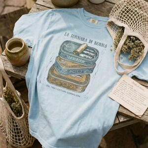 Vintage italiensk skjorta överdimensionerad grafisk t-shirt unisex bomullstopp retro fiskdesign kläder sardintryck nautisk illustration kusttema bild 2