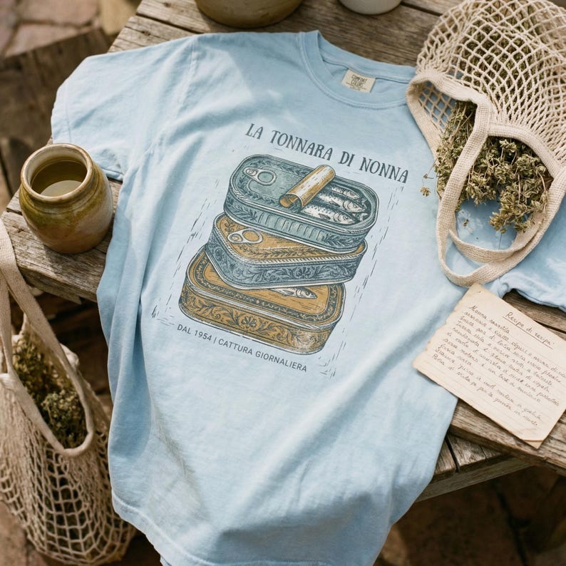 Vintage italiensk skjorta överdimensionerad grafisk t-shirt unisex bomullstopp retro fiskdesign kläder sardintryck nautisk illustration kusttema bild 2
