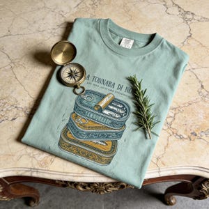 Vintage italiensk skjorta överdimensionerad grafisk t-shirt unisex bomullstopp retro fiskdesign kläder sardintryck nautisk illustration kusttema bild 3
