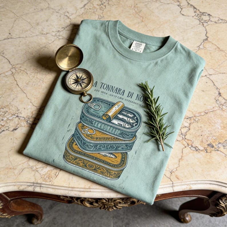 Vintage italiensk skjorta överdimensionerad grafisk t-shirt unisex bomullstopp retro fiskdesign kläder sardintryck nautisk illustration kusttema bild 3