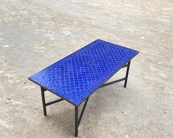 Marokkanischer Zellige-Fliesentisch in Blau – Handgefertigter Mosaiktisch mit rotem Schachbrettmuster – Marokkanischer Bistrotisch für Terrasse und Garten