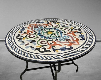 Mesa de mosaico Zellige marroquí hecha a mano con estampados florales vibrantes pegando pequeños trozos de Zellige, para uso en interiores o exteriores