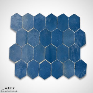 Könnte beinhalten: Nahaufnahme einer blauen sechseckigen Fliesenmosaik. Die Fliesen sind in einem Wabenmuster angeordnet. Die Fliesen haben eine leicht strukturierte Oberfläche.