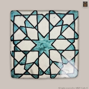 Peut inclure: Un carreau de céramique carré avec un motif géométrique en noir et bleu sarcelle. Le motif est composé de carrés et de losanges qui se chevauchent.