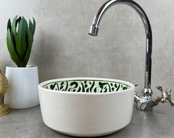 Grüne Blüten-Gelassenheit: Handbemaltes marokkanisches Waschbecken mit floralen grünen Motiven, das eine ruhige Oase für Ihr Badezimmer schafft