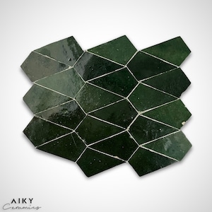 Peut inclure: Gros plan sur un motif de carrelage marocain vert. Les carreaux sont disposés en un motif géométrique, créant un design unique et accrocheur.