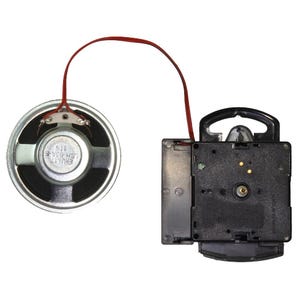 Può includere: Un movimento dell'orologio con un altoparlante. L'altoparlante è rotondo, argentato e collegato al meccanismo dell'orologio nero tramite un filo rosso. Il meccanismo dell'orologio ha una maniglia nera e un vano batteria.