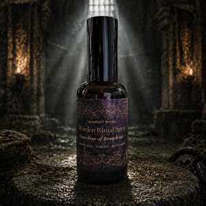 Könnte beinhalten: Eine dunkelbraune Glassprühflasche mit schwarzem Deckel. Auf dem Etikett steht "Magickly Woven Warden Ritual Spray Guardian of Boundaries". Die Flasche steht vor einem verschwommenen Hintergrund einer Steinstruktur.