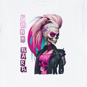 Peut inclure: T-shirt blanc avec un motif représentant une fille punk rock avec un crâne et des cheveux roses et bleus. Le texte "FUNK BARB" est imprimé verticalement sur le côté gauche du motif.