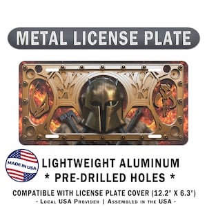 Può includere: Targa in metallo con un design a casco dorato e la scritta "METAL LICENSE PLATE". La targa è realizzata in alluminio leggero e presenta fori preforati. Compatibile con copritarga (31 cm x 16 cm).