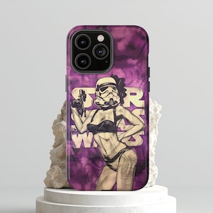 Peut inclure: Coque de téléphone avec une illustration stylisée d'une femme portant un casque de Stormtrooper et de la lingerie, tenant un blaster. Le design est sur un fond violet avec les mots "STAR WARS" en blanc.