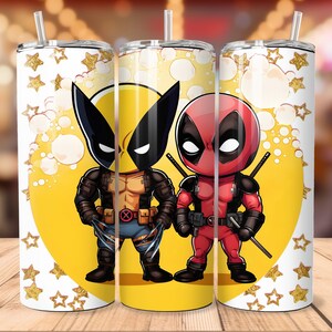 Puede incluir: Dos vasos de acero inoxidable con fondo amarillo y estrellas doradas. Los vasos presentan imágenes de dibujos animados de Wolverine y Deadpool.