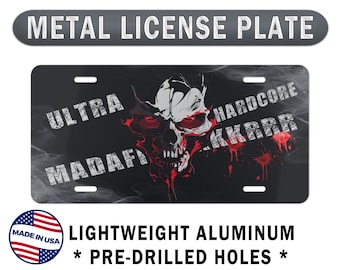 Straszna tablica rejestracyjna z czaszką: Oznaczenie pojazdu. Ciężki metalowy szkielet, fan gotyckiego horroru.