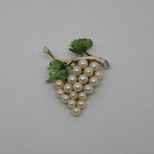 Vintage pearl grapevine and gold tone 1950's brooch/costume jewelry/vintage pin/Estate sale find