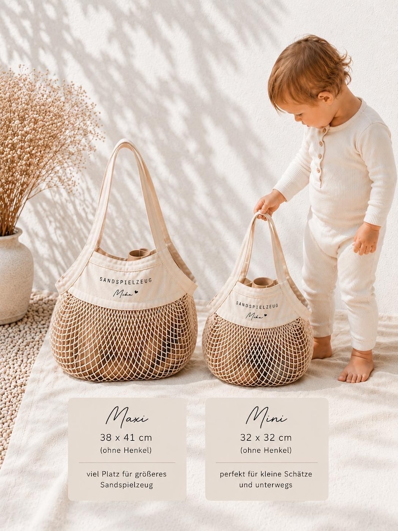 Puede incluir: Dos bolsas de lona beige y malla con dos asas cada una. Las bolsas presentan el texto "SANDSPIELZEUG Mika" con un icono de coraz&oacute;n. La bolsa grande mide 38 x 41 cm y la peque&ntilde;a mide 32 x 32 cm, sin incluir las asas.