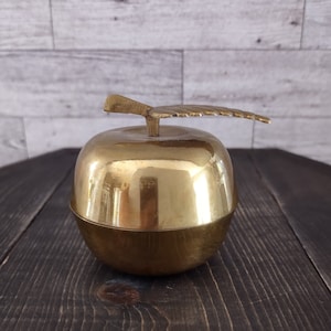 Vintage Small Brass Apple Figurine Trinket Ring Box With Leaf/Vintage Brass Apple Small Lidded Box/Vintage Brass Home Décor