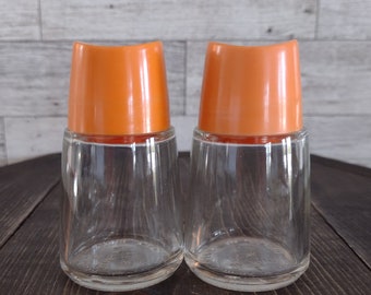 Vintage 1970’s Orange Plastic Lidded Clear Glass Salt And Pepper Shakers By Traex/Vintage Retro Salt And Pepper Shakers/Vintage Dishware