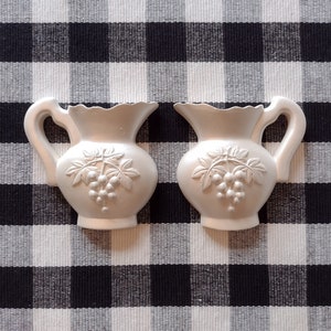 Vintage 1994 Miller Studio White Grape Pitchers Chalkware Pearlescent Wall Decor Set Of 2 Condition/Vintage Country Farmhouse Home Décor
