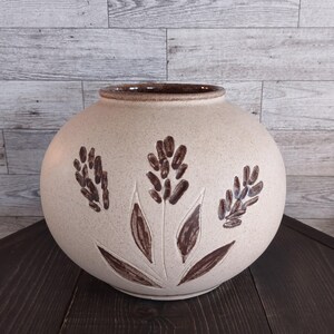 Vintage Studio Art Pottery Style Vase Speckled Matte Cream Color Round Onion Shape Wheat Stalks Design Vase Pot/Vintage Farmhouse Home Decor