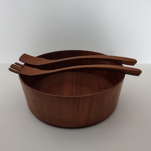 Vintage Mid Century Large Gladmark Round Wooden Salad Serving Bowl With Salad Utensils/Vintage Wooden Serving Bowl/Vintage Wooden Dishware