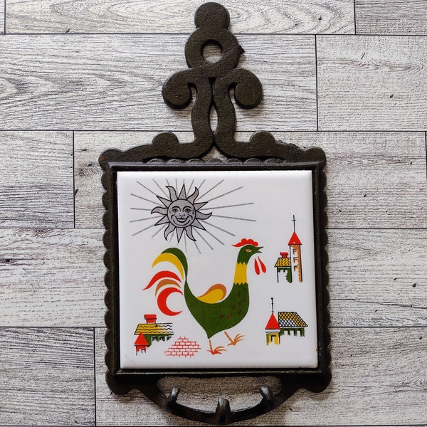 Vintage Mid Century Cast Iron Metal Wall Trivet Hot Pad Dish Towel Holder Chicken Silver Sun Detail/Vintage Wall Trivet/Vintage Kitchenware