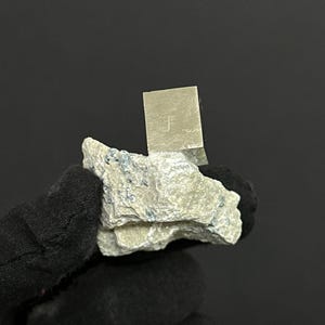 La *Mini Pirita Cúbica en Matriz de Mina Ampliación A Victoria, Navajún, España.