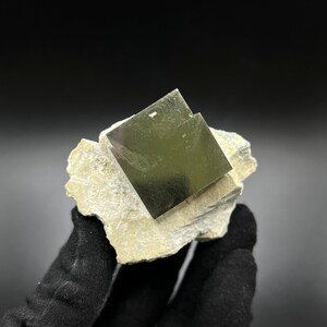 Cristal de Pirita rectangular sobre matriz de Mina Ampliación A Victoria, Navajún, España.