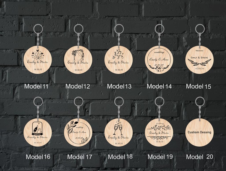 Op de afbeelding: Twintig verschillende ontwerpen voor ronde houten sleutelhangers. Elke sleutelhanger heeft een ander ontwerp met een huwelijksthema, waaronder bloemmotieven, muzieknoten en een champagnetoast. De sleutelhangers zijn gepersonaliseerd met de namen "Emily & Steve" en een huwelijksdatum.
