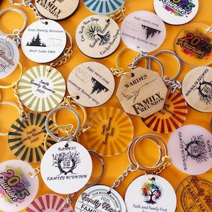 Custom Wooden Family Reunion Keychain Favors: Personalized Name Tags