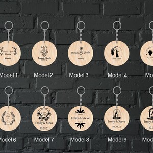 Op de afbeelding: Tien verschillende ontwerpen voor houten sleutelhangers met verschillende illustraties en tekst met een huwelijksthema. De sleutelhangers zijn rond en gemaakt van lichtbruin hout. De tekst bevat namen, data en het woord "huwelijk".