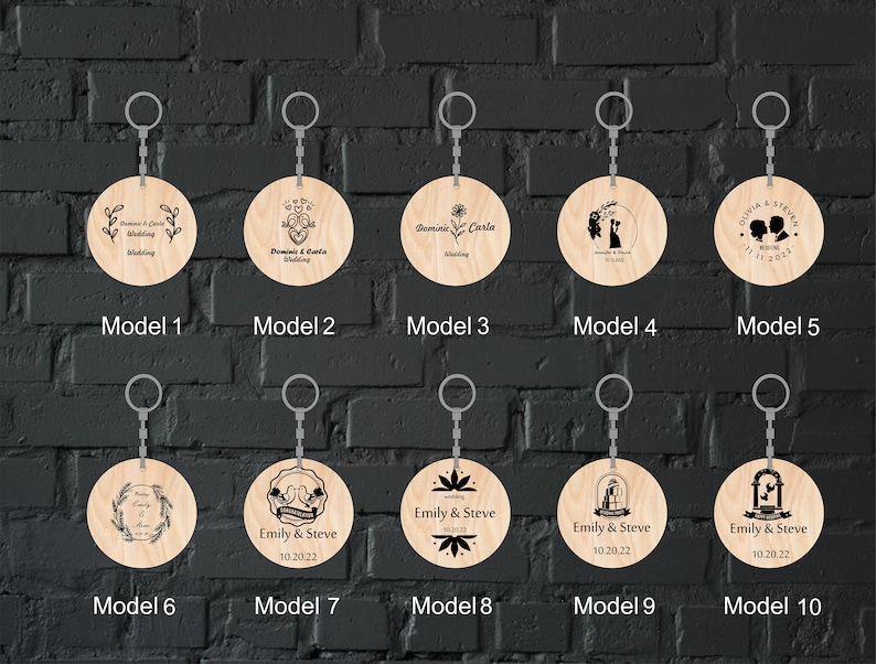 Op de afbeelding: Tien verschillende ontwerpen voor houten sleutelhangers met verschillende illustraties en tekst met een huwelijksthema. De sleutelhangers zijn rond en gemaakt van lichtbruin hout. De tekst bevat namen, data en het woord "huwelijk".