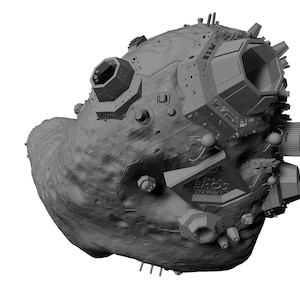 Puede incluir: Representación en escala de grises de una estación espacial, posiblemente una maqueta o ilustración. La estación está construida sobre una base grande, similar a un asteroide, con varias estructuras geométricas y detalles. El texto "EROS STATION" es visible.