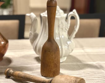 Dos machacadores de madera antiguos: utensilios de cocina rústicos de granja, morteros de madera antiguos, decoración rústica de casa de campo.