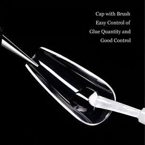 Op de afbeelding: Een transparante kunststof nageltip met een witte borstelapplicator die een kleine hoeveelheid lijm afgeeft. De tekst op de afbeelding luidt "Cap with Brush Easy Control of Glue Quantity and Good Control."
