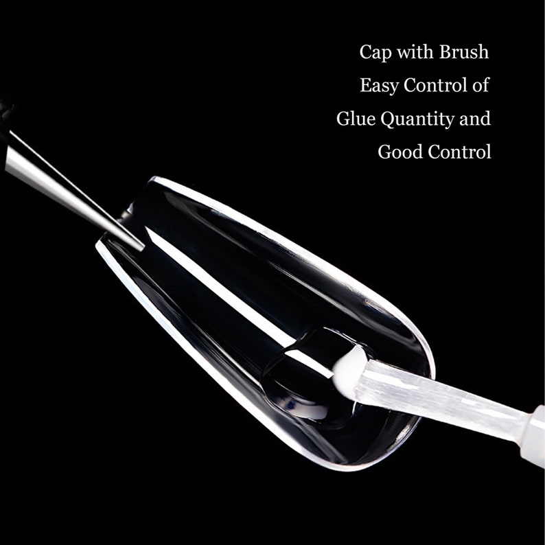Op de afbeelding: Een transparante kunststof nageltip met een witte borstelapplicator die een kleine hoeveelheid lijm afgeeft. De tekst op de afbeelding luidt "Cap with Brush Easy Control of Glue Quantity and Good Control."