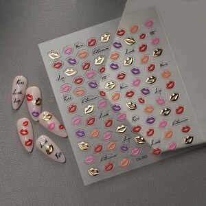 Pu&ograve; includere: Un set di tre tazze in ceramica con finitura opaca e macchiettata. Le tazze sono nei toni del crema, marrone chiaro e marrone scuro. Ogni tazza ha un design semplice e minimalista e un manico arrotondato.