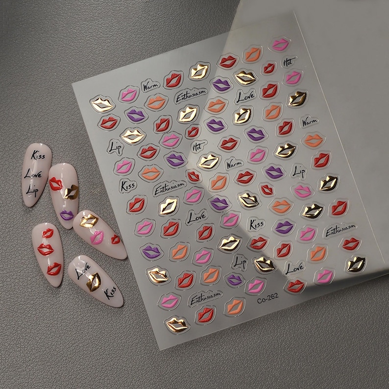 Pu&ograve; includere: Un set di tre tazze in ceramica con finitura opaca e macchiettata. Le tazze sono nei toni del crema, marrone chiaro e marrone scuro. Ogni tazza ha un design semplice e minimalista e un manico arrotondato.