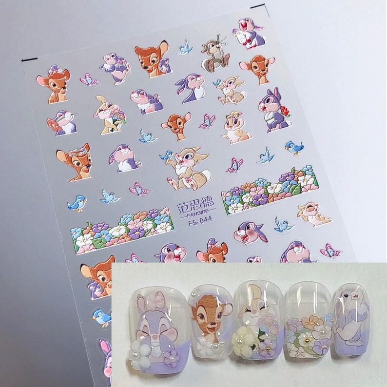 Peut inclure: Une feuille d'autocollants pour ongles avec divers personnages Disney, dont Bambi, Panpan et Fleur. Les autocollants sont sur un fond transparent et pr&ecirc;ts &agrave; &ecirc;tre appliqu&eacute;s sur les ongles. La feuille comprend &eacute;galement le texte "FANSIDE FS-044".